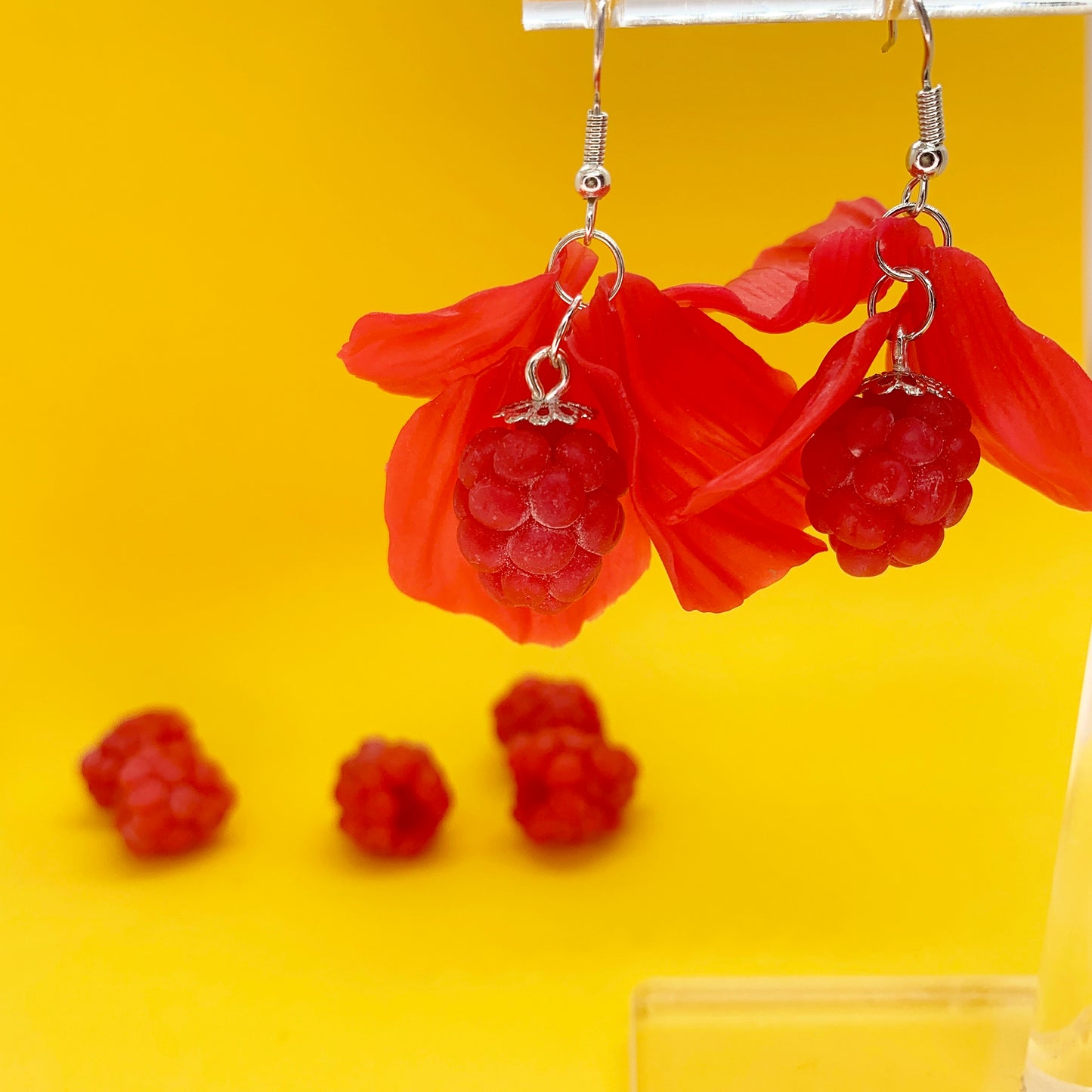 Boucles d'oreilles framboise avec feuilles